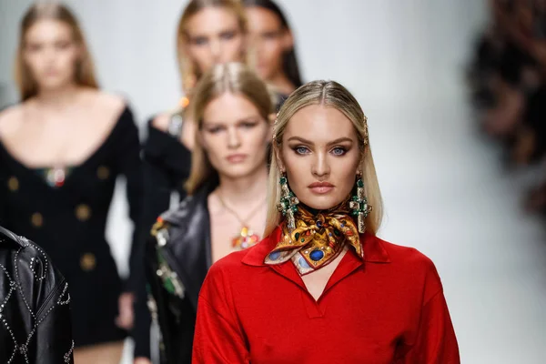 Милан Италия Сентября Модели Проходят Финал Подиума Шоу Versace Время — стоковое фото