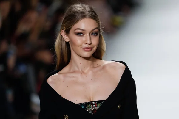 Milan, İtalya - 22 Eylül: Gigi Hadid, Milano, İtalya Milano moda hafta ilkbahar/yaz 2018 üzerinde 22 Eylül 2017 sırasında Versace Show'da pist yürür. 