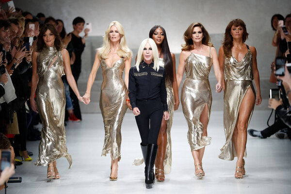 МИЛАН, ИТАЛИЯ - 22 СЕНТЯБРЯ: Карла Бруни, Клаудия Шиффер, Наоми Кэмпбелл, Синди Кроуфорд, Хелена Кристенсен и Донателла Версаче идут по подиуму на шоу Versace во время Миланской недели моды Весна / Лето 2018 22 сентября 2017 года в Милане, Италия
