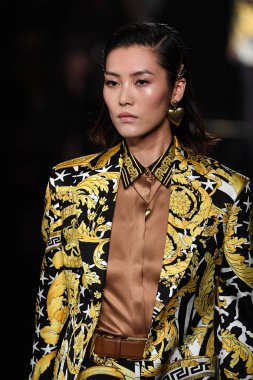 New York, New York - Aralık 02: Liu Wen Versace öncesi sonbahar 2019 toplama Amerikan Menkul Kıymetler Borsası, üzerinde 02 Aralık 2018 New York'ta pist yürür. 
