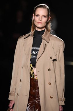 New York, New York - Aralık 02: Suvi Koponen Versace öncesi sonbahar 2019 toplama Amerikan Menkul Kıymetler Borsası, üzerinde 02 Aralık 2018 New York'ta pist yürür. 