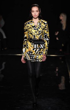 New York, New York - Aralık 02: Fei Fei güneş Versace öncesi sonbahar 2019 toplama Amerikan Menkul Kıymetler Borsası, üzerinde 02 Aralık 2018 New York'ta pist yürür. 