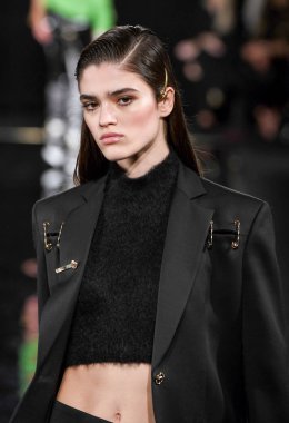 New York, New York - Aralık 02: Alexandra Micu Versace öncesi sonbahar 2019 toplama Amerikan Menkul Kıymetler Borsası, üzerinde 02 Aralık 2018 New York'ta pist yürür. 