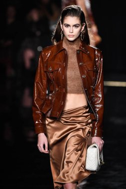 New York, New York - Aralık 02: Kaia Gerber Versace öncesi sonbahar 2019 toplama Amerikan Menkul Kıymetler Borsası, üzerinde 02 Aralık 2018 New York'ta pist yürür. 