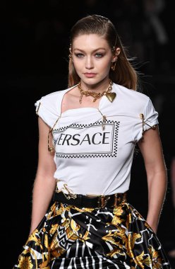 New York, New York - Aralık 02: Gigi Hadid Versace öncesi sonbahar 2019 toplama Amerikan Menkul Kıymetler Borsası, üzerinde 02 Aralık 2018 New York'ta pist yürür. 