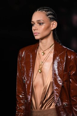New York, New York - Aralık 02: Binx Walton Versace öncesi sonbahar 2019 toplama Amerikan Menkul Kıymetler Borsası, üzerinde 02 Aralık 2018 New York'ta pist yürür. 