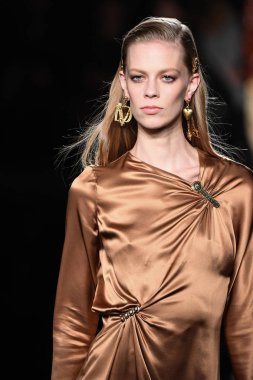New York, New York - Aralık 02: Lexi Boling Versace öncesi sonbahar 2019 toplama Amerikan Menkul Kıymetler Borsası, üzerinde 02 Aralık 2018 New York'ta pist yürür. 