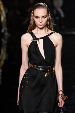 New York, New York - Aralık 02: Fran Summers Versace öncesi sonbahar 2019 toplama Amerikan Menkul Kıymetler Borsası, üzerinde 02 Aralık 2018 New York'ta pist yürür. 