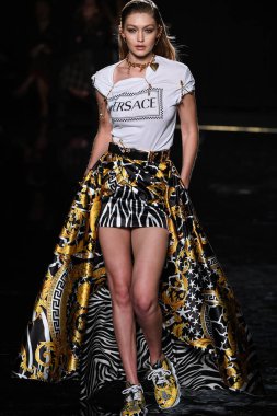 New York, New York - Aralık 02: Gigi Hadid Versace öncesi sonbahar 2019 toplama Amerikan Menkul Kıymetler Borsası, üzerinde 02 Aralık 2018 New York'ta pist yürür. 