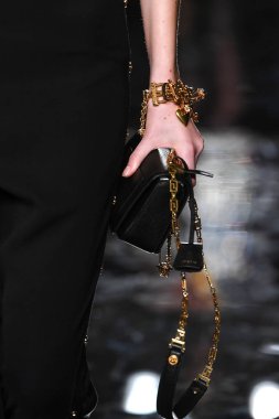 New York, New York - Aralık 02: Vittoria Ceretti Versace öncesi sonbahar 2019 toplama Amerikan Menkul Kıymetler Borsası, üzerinde 02 Aralık 2018 New York'ta pist yürür. 