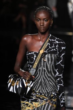 New York, New York - Aralık 02: Anok Yai Versace öncesi sonbahar 2019 toplama Amerikan Menkul Kıymetler Borsası, üzerinde 02 Aralık 2018 New York'ta pist yürür. 