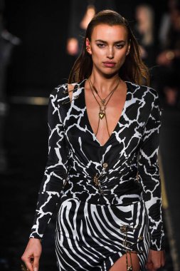New York, New York - Aralık 02: Irina Shayk Versace öncesi sonbahar 2019 toplama Amerikan Menkul Kıymetler Borsası, üzerinde 02 Aralık 2018 New York'ta pist yürür. 