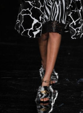 New York, New York - Aralık 02: Nora Attal Versace öncesi sonbahar 2019 toplama Amerikan Menkul Kıymetler Borsası, üzerinde 02 Aralık 2018 New York'ta pist yürür. 