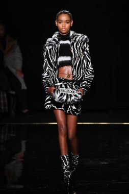 New York, New York - Aralık 02: Blesnya Minher Versace öncesi sonbahar 2019 toplama Amerikan Menkul Kıymetler Borsası, üzerinde 02 Aralık 2018 New York'ta pist yürür. 