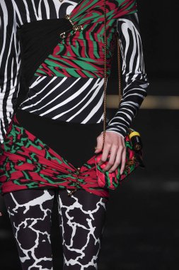 New York, New York - Aralık 02: Kiki Willems Versace öncesi sonbahar 2019 toplama Amerikan Menkul Kıymetler Borsası, üzerinde 02 Aralık 2018 New York'ta pist yürür. 