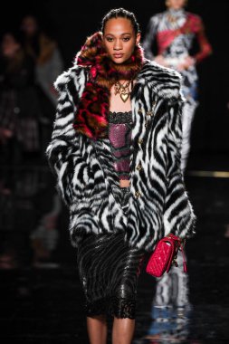 New York, New York - Aralık 02: Selena Forrest Versace öncesi sonbahar 2019 toplama Amerikan Menkul Kıymetler Borsası, üzerinde 02 Aralık 2018 New York'ta pist yürür. 