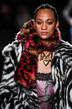 New York, New York - Aralık 02: Selena Forrest Versace öncesi sonbahar 2019 toplama Amerikan Menkul Kıymetler Borsası, üzerinde 02 Aralık 2018 New York'ta pist yürür. 