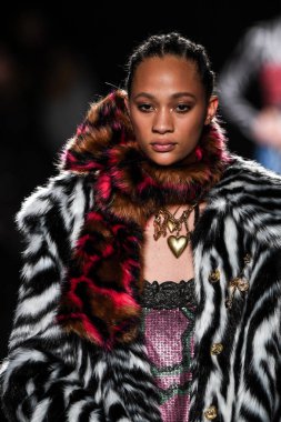 New York, New York - Aralık 02: Selena Forrest Versace öncesi sonbahar 2019 toplama Amerikan Menkul Kıymetler Borsası, üzerinde 02 Aralık 2018 New York'ta pist yürür. 