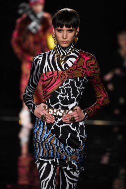 New York, New York - Aralık 02: Sara Soric Versace öncesi sonbahar 2019 toplama Amerikan Menkul Kıymetler Borsası, üzerinde 02 Aralık 2018 New York'ta pist yürür. 