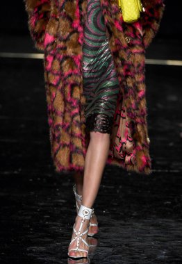 New York, New York - Aralık 02: Lea Julian Versace öncesi sonbahar 2019 toplama Amerikan Menkul Kıymetler Borsası, üzerinde 02 Aralık 2018 New York'ta pist yürür. 