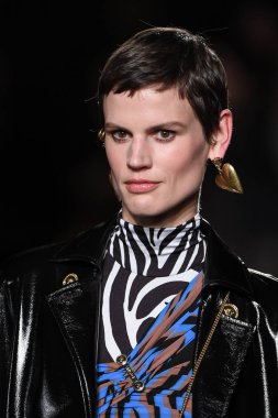 New York, New York - Aralık 02: Saskia de Brauw Versace öncesi sonbahar 2019 toplama Amerikan Menkul Kıymetler Borsası, üzerinde 02 Aralık 2018 New York'ta pist yürür. 