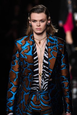 New York, New York - Aralık 02: Cara Taylor Versace öncesi sonbahar 2019 toplama Amerikan Menkul Kıymetler Borsası, üzerinde 02 Aralık 2018 New York'ta pist yürür. 