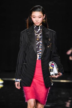 New York, New York - Aralık 02: Yoon genç Bae Versace öncesi sonbahar 2019 toplama Amerikan Menkul Kıymetler Borsası, üzerinde 02 Aralık 2018 New York'ta pist yürür. 