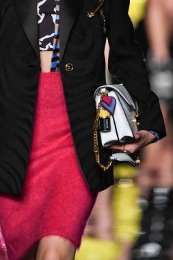 New York, New York - Aralık 02: Yoon genç Bae Versace öncesi sonbahar 2019 toplama Amerikan Menkul Kıymetler Borsası, üzerinde 02 Aralık 2018 New York'ta pist yürür. 