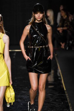 New York, New York - Aralık 02: Meghan Roche Versace öncesi sonbahar 2019 toplama Amerikan Menkul Kıymetler Borsası, üzerinde 02 Aralık 2018 New York'ta pist yürür. 