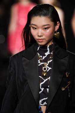 New York, New York - Aralık 02: Yoon genç Bae Versace öncesi sonbahar 2019 toplama Amerikan Menkul Kıymetler Borsası, üzerinde 02 Aralık 2018 New York'ta pist yürür. 