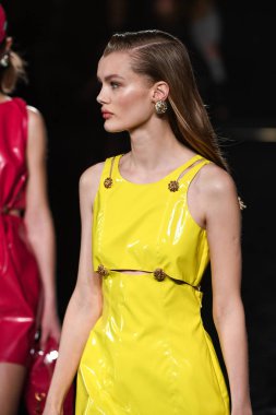 New York, New York - Aralık 02: Kris Grikaite Versace öncesi sonbahar 2019 toplama Amerikan Menkul Kıymetler Borsası, üzerinde 02 Aralık 2018 New York'ta pist yürür. 