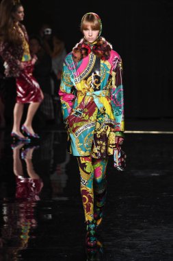 New York, New York - Aralık 02: eşref Oort Versace öncesi sonbahar 2019 toplama Amerikan Menkul Kıymetler Borsası, üzerinde 02 Aralık 2018 New York'ta pist yürür. 