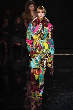 New York, New York - Aralık 02: eşref Oort Versace öncesi sonbahar 2019 toplama Amerikan Menkul Kıymetler Borsası, üzerinde 02 Aralık 2018 New York'ta pist yürür. 