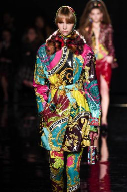 New York, New York - Aralık 02: eşref Oort Versace öncesi sonbahar 2019 toplama Amerikan Menkul Kıymetler Borsası, üzerinde 02 Aralık 2018 New York'ta pist yürür. 