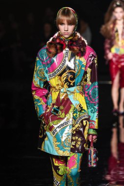 New York, New York - Aralık 02: eşref Oort Versace öncesi sonbahar 2019 toplama Amerikan Menkul Kıymetler Borsası, üzerinde 02 Aralık 2018 New York'ta pist yürür. 