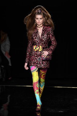 New York, New York - Aralık 02: Luna Bijl Versace öncesi sonbahar 2019 toplama Amerikan Menkul Kıymetler Borsası, üzerinde 02 Aralık 2018 New York'ta pist yürür. 