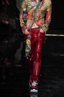 New York, New York - Aralık 02: Luc Defont-Saviard Versace öncesi sonbahar 2019 toplama Amerikan Menkul Kıymetler Borsası, üzerinde 02 Aralık 2018 New York'ta pist yürür. 