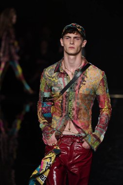 New York, New York - Aralık 02: Luc Defont-Saviard Versace öncesi sonbahar 2019 toplama Amerikan Menkul Kıymetler Borsası, üzerinde 02 Aralık 2018 New York'ta pist yürür. 