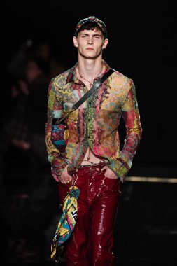 New York, New York - Aralık 02: Luc Defont-Saviard Versace öncesi sonbahar 2019 toplama Amerikan Menkul Kıymetler Borsası, üzerinde 02 Aralık 2018 New York'ta pist yürür. 