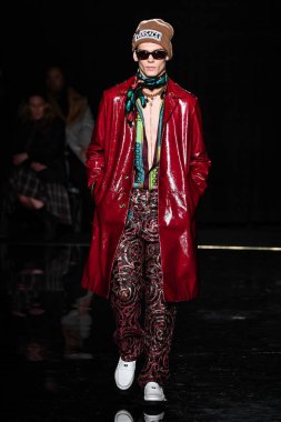 New York, New York - Aralık 02: manken Versace öncesi sonbahar 2019 toplama Amerikan Menkul Kıymetler Borsası, üzerinde 02 Aralık 2018 New York'ta pist yürür. 