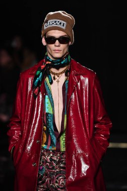 New York, New York - Aralık 02: manken Versace öncesi sonbahar 2019 toplama Amerikan Menkul Kıymetler Borsası, üzerinde 02 Aralık 2018 New York'ta pist yürür. 