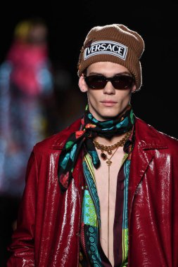 New York, New York - Aralık 02: manken Versace öncesi sonbahar 2019 toplama Amerikan Menkul Kıymetler Borsası, üzerinde 02 Aralık 2018 New York'ta pist yürür. 