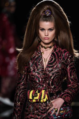 New York, New York - Aralık 02: Luna Bijl Versace öncesi sonbahar 2019 toplama Amerikan Menkul Kıymetler Borsası, üzerinde 02 Aralık 2018 New York'ta pist yürür. 