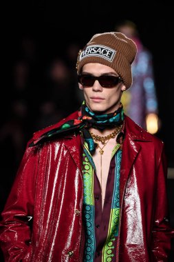 New York, New York - Aralık 02: manken Versace öncesi sonbahar 2019 toplama Amerikan Menkul Kıymetler Borsası, üzerinde 02 Aralık 2018 New York'ta pist yürür. 