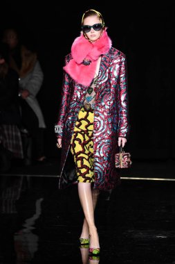 New York, New York - Aralık 02: Sara Grace Wallerstedt Versace öncesi sonbahar 2019 toplama Amerikan Menkul Kıymetler Borsası, üzerinde 02 Aralık 2018 New York'ta pist yürür. 