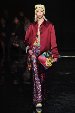 New York, New York - Aralık 02: Issa Lish Versace öncesi sonbahar 2019 toplama Amerikan Menkul Kıymetler Borsası, üzerinde 02 Aralık 2018 New York'ta pist yürür. 