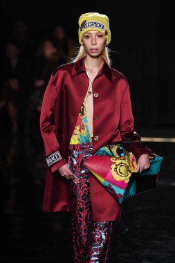 New York, New York - Aralık 02: Issa Lish Versace öncesi sonbahar 2019 toplama Amerikan Menkul Kıymetler Borsası, üzerinde 02 Aralık 2018 New York'ta pist yürür. 