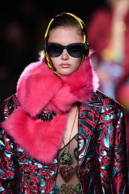 New York, New York - Aralık 02: Sara Grace Wallerstedt Versace öncesi sonbahar 2019 toplama Amerikan Menkul Kıymetler Borsası, üzerinde 02 Aralık 2018 New York'ta pist yürür. 