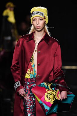 New York, New York - Aralık 02: Issa Lish Versace öncesi sonbahar 2019 toplama Amerikan Menkul Kıymetler Borsası, üzerinde 02 Aralık 2018 New York'ta pist yürür. 