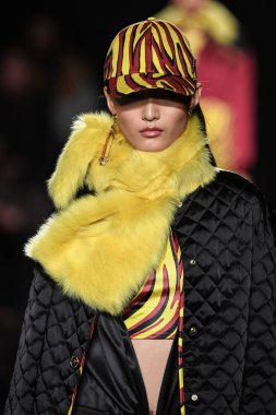 New York, New York - Aralık 02: Liu Chunjie Versace öncesi sonbahar 2019 toplama Amerikan Menkul Kıymetler Borsası, üzerinde 02 Aralık 2018 New York'ta pist yürür. 